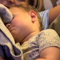 Да не поверујеш Дечак спавао у мамином наручју, а онда је отац урадио ово (видео)