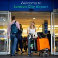 London Siti, Njukasl,: Tisajd... Pojedini aerodromi u Britaniji ponovo uvode zabranu nošenja više od 100 ml tečnosti