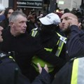 Nova hapšenja u Londonu, propali protesti desničara, antirasistički demonstranti zauzeli ulice (foto)