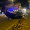 Automobil završio na krovu: Saobraćajka u Zemunu, vozilo se prevrnulo na pešačkom prelazu (foto)