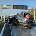 U sudaru tri automobila kod Beške tri osobe povređene