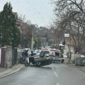 Saobraćajna nesreća u višnjici: Automobil završio na krovu, na licu mesta policija i Hitna pomoć