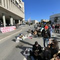 VIDEO: Studenti pred sednicu pokušali da blokiraju Skupštinu Novog Sada, kordon policije reagovao