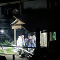 Prve slike i snimci sa mesta nezapamćene tragedije: Okupile se komšije i sveštenik ispred kuće gde je poginulo četvoro…