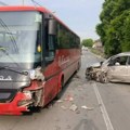 Prva fotografija sa mesta udesa kod Obrenovca: Auto "zgužvan", autobus ostao bez prednjeg dela