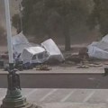 Osobe iz šatora kod Skupštine nasrnule na novinarku FoNeta, policija nije reagovala