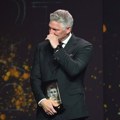 Švajni plakao kao malo dete pored fatalne voditeljke! Kamere ga uhvatile kako roni suze - pogledajte fotografije koje obilaze…