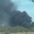 Srušio se avion Ekipa hitne službe opkolila aerodrom, dim kulja na sve strane (VIDEO)