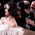 Za izradu ove haljine je bilo potrebno 323 sata: Selena Gomez glamuroznim izdanjem privukla pažnju na prestižnom događaju FOTO…