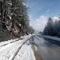 Vozači, oprez! AMSS upozorava na opasnosti na putevima: Topljenje snega krije zamke, budite oprezni