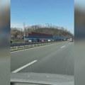 Vozači nisu hteli da čekaju, pa krenuli u suprotnom smeru!? Saobraćaj obustavljen zbog sudara, pojedini se poneli bahato: Haos…