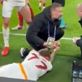 Stravične scene u Ligi šampiona: Lang umalo ostao bez palca zbog reklamnog panoa – fudbaler Galate se oglasio nakon hitne…