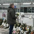 Peter Mađar je položio cveće za 16 žrtava pada nadstrešnice: Evo šta je rekao o protestima, jedinstvu opozicije, Vučiću i…