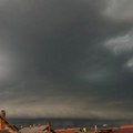 (Foto, video) grad tuče na sve strane, nebo paraju gromovi, duva orkanski vetar: Oluja na kakvu nismo navikli već pustoši…