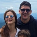 Koliko su joj samo porasla deca: Nina Janković odvela celu porodicu daleko od Beograda! Muž je čvrsto grli, oko njih pravo…
