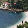 Alarm na Korčuli: U moru pronađena povećana koncentracija ešerihije koli