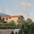 "Sa neba pada kiša pepela": Srpski turisti u Baošićima sa strepnjom gledaju u brda
