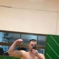 Skinuo se bivši "Mine Vrbaški", samo u donjem vešu provocira: Pokazuje mišiće posle raskida