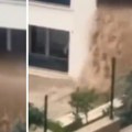 Poplave razorile prestonicu Nameštaj leti sa terase, voda izbija na sve strane - nezapamćene scene u Turskoj (video)