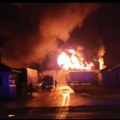 FOTO, VIDEO: Tri kamiona izgorela u velikom požaru kod Varvarina