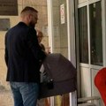 Danijel Alibabić stigao u porodilište! Pevač došao po ćerku i suprugu, ne skida osmeh sa lica! (foto+video)