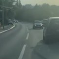 Nesvakidašnja vožnja u Beogradu: Kolima išao u rikverc par stotina metara, vozači trljali oči u neverici (video)