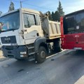 Nesreća u naselju Altina: Sudarili se kamion i gradski autobus, ima povređenih (foto)