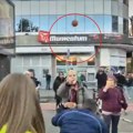 Pogledajte incident na protestu u Novom Sadu: Žena gađala jajima učesnike šetnje VIDEO