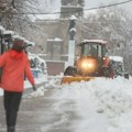 (Foto) Beograd okovan snegom: Saobraćaj u kolapsu, na Dorćolu se srušio deo krova, na ulicama samo ko mora