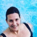 (Foto) u žutom kupaćem kostimu dekolte u prvom planu: Milica Milša podelila sliku sa letovanja: "Iz vode ne izlazim"