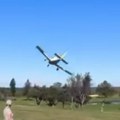 (Video) "samo je pao, ljudi su vrištali": Avion se srušio na prepuni golf teren, užas zabeležen na kamerama: "Odjednom je…