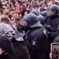 Policija tukla građane kao da su u bokserskom ringu Jezivi snimci iz Nemačke (video)