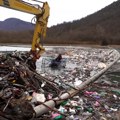 Otpad iz Crne Gore ponovo zagadio Potpećko jezero, pribojski ekolozi uklanjanju smeće