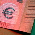 Evro privlači optimistične kupce jer se valuta kreće izvan predviđenog scenarija