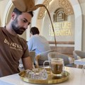 Na druženje uz kafu i posle ponoći: Zašto jemenske kafeterije osvajaju svet (video)