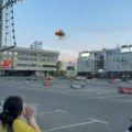 Žena se hvata za glavu, dron oboren nedaleko od nje! Novi snimci masovnog ukrajinskog napada na Moskvu i okolinu! Ovaj PVO je…