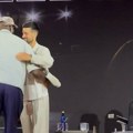Susret dve legende: Novak Đoković i Lebron Džejms se zagrlili kao braća, publika ih pozdravila ovacijama!