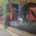 Na ogradi crkvenog poseda u Lipljanu okačene zastave terorističke UČK i Albanije
