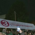 (VIDEO) Građani Niša slave pobedu ispred štaba Studentske liste
