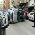 Saobraćajna nesreća u centru Beograda - prevrnuo skupoceni džip! Vozač pre okretanja usput olupao par automobila (foto)