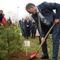 Ambasada Izraela poklonila 75 sadnica bora i posadila "Šumu budućnosti"