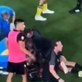 Užas: Fudbaler se srušio na teren tokom meča i krenuo da se trese, hitno je prebačen u bolnicu