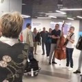 Srbe dočekali sa celim orkestru na aerodromu: Svi putnici odmah povadili telefone i zaigrali uz ovu pesmu (video)