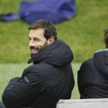 Vruća klupa čeka Van Nistelroja?