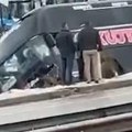 Prvi snimak velike nesreće na putu Peć-Priština: Autobus posle sudara sleteo u kanal, povređene 22 osobe! (video)