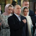 Putin se prekrstio, pa poslao jaku poruku: Ruski predsednik dočekao Božić na liturgiji