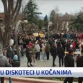 Protest u Kočanima: Ljudi nose slike svojih nastradalih, mnogi čekaju za upisivanje u knjigu žalosti