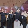 Počeo Kanski festival: Počast palestinskoj novinarki, kritike na račun Trampa i premijera filma "Ostavi jedan dan"