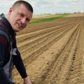 Goran orao njivu, pa odmah zaustavio traktor kad je video na šta je naišao: Neverovatno otkriće (foto)