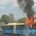 Gori autobus u Novom Sadu: Veliki plamen zahvatio zadnji deo vozila